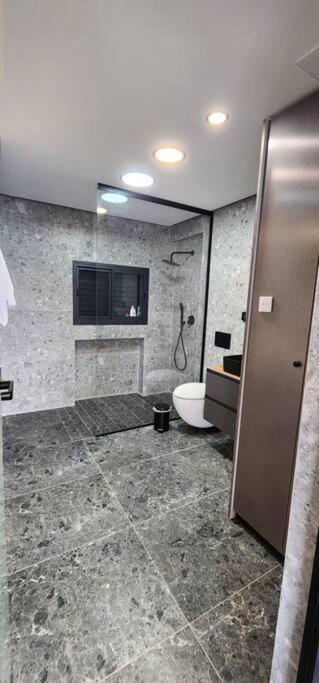 מבנים בים 75 Suites At Sea 하이파 외부 사진