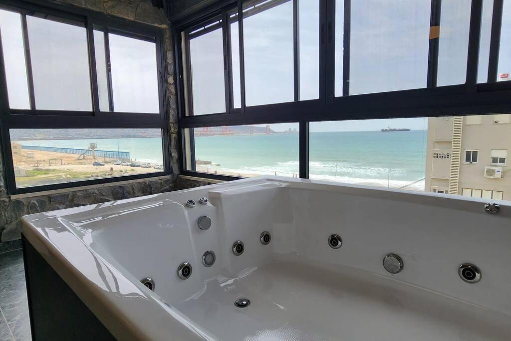 מבנים בים 75 Suites At Sea 하이파 외부 사진