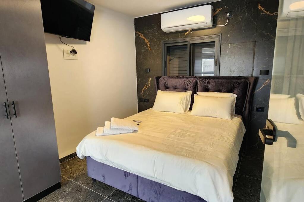 מבנים בים 75 Suites At Sea 하이파 외부 사진