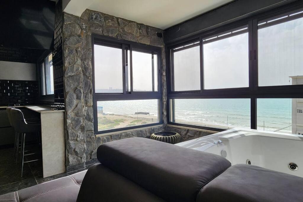 מבנים בים 75 Suites At Sea 하이파 외부 사진